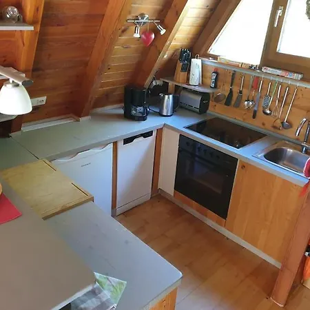 Nurdachhaus Auf Grossem Grundstueck *
