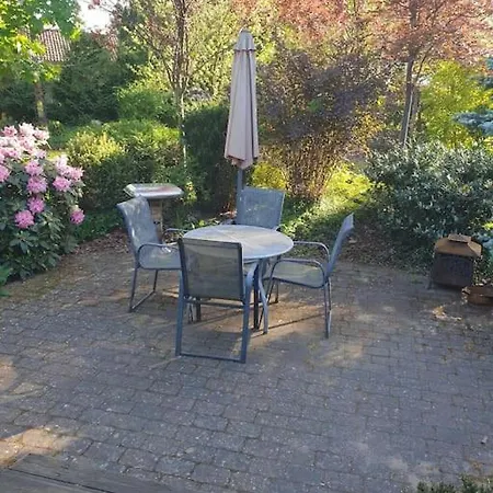 Nurdachhaus Auf Grossem Grundstueck 度假居 *