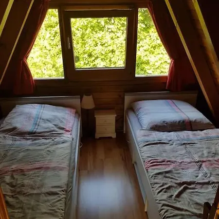 Nurdachhaus Auf Grossem Grundstueck 度假居 Faßberg